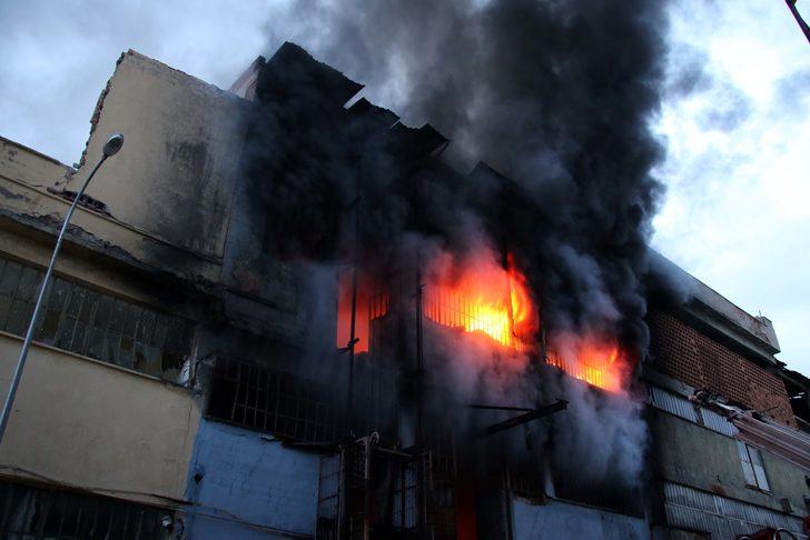 GÜNCELLEME - Uşak'ta iki katlı tekstil atölyesindeki yangın söndürüldü G4