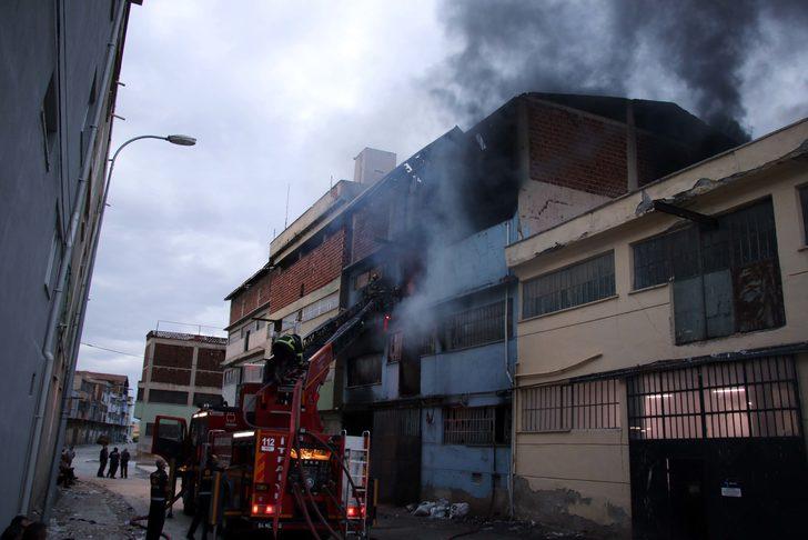 GÜNCELLEME - Uşak'ta iki katlı tekstil atölyesindeki yangın söndürüldü G5