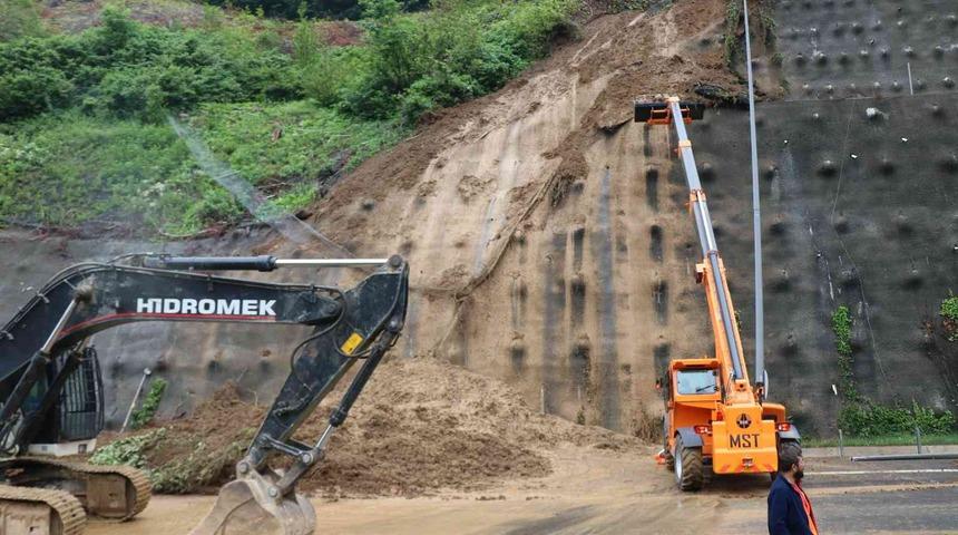 Bolu Dağı Tüneli’nde toprak kayması! İstanbul yönü trafiğe kapatıldı