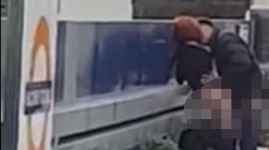Metro istasyonunda skandal görüntüler! Çevresindekilere aldırmadan cinsel ilişkiye girdiler