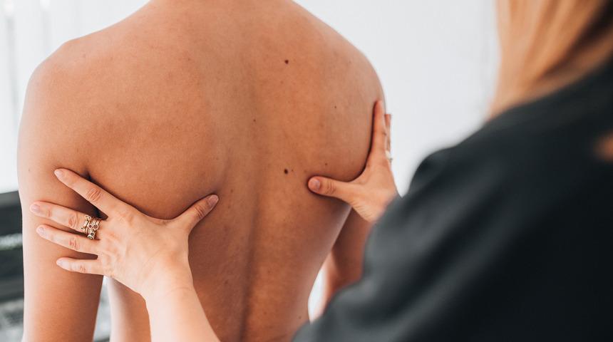 Çağımızın yeni halk sağlığı sorunu: Erişkin skolyozu! Bu 4 hataya düşmeyin