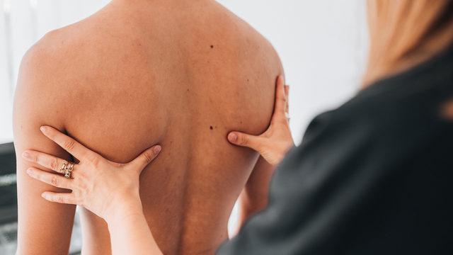 Çağımızın yeni halk sağlığı sorunu: Erişkin skolyozu! Bu 4 hataya düşmeyin