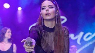 Simge Sağın bacak dekolteli pozuyla olay oldu! Sanat eseri gibi