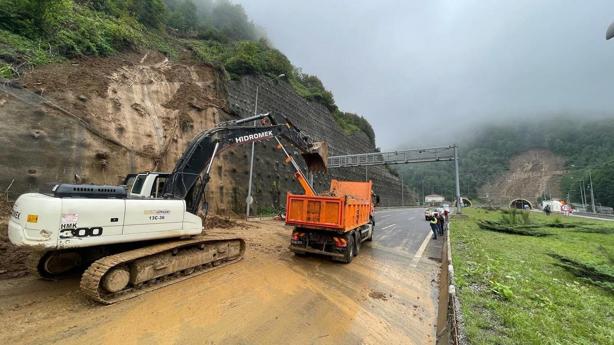 Bolu'da sağanak nedeniyle 2 k&ouml;pr&uuml; yıkıldı, bazı evleri su bastı
