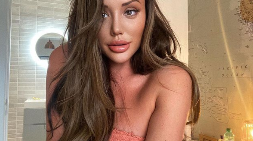 Televizyon yıldızı Charlotte Crosby hamilelik pozuyla büyüledi! Tamamen soyunup ayna karşısına geçti