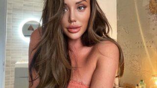 Televizyon yıldızı Charlotte Crosby hamilelik pozuyla büyüledi! Tamamen soyunup ayna karşısına geçti