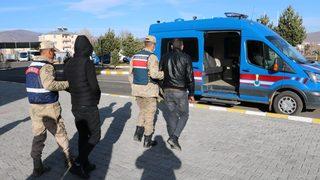 Ardahan'da camiden halı çaldığı iddia edilen 2 zanlı tutuklandı