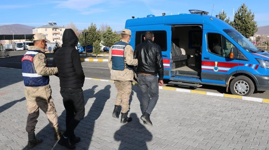 Ardahan'da camiden halı çaldığı iddia edilen 2 zanlı tutuklandı