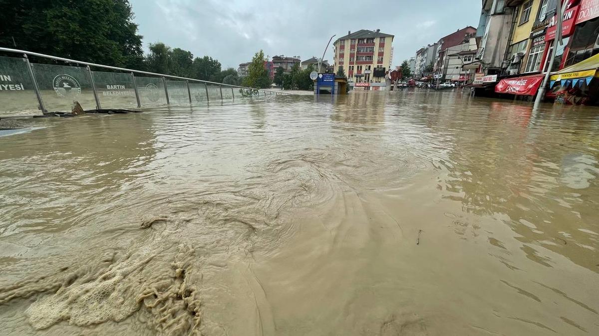 Bartın'da taşkın nedeniyle tarihi Kemerk&ouml;pr&uuml; su altında kaldı