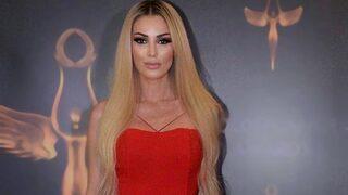 Petek Dinçöz derin göğüs dekolteli pozuyla yürek hoplattı! 