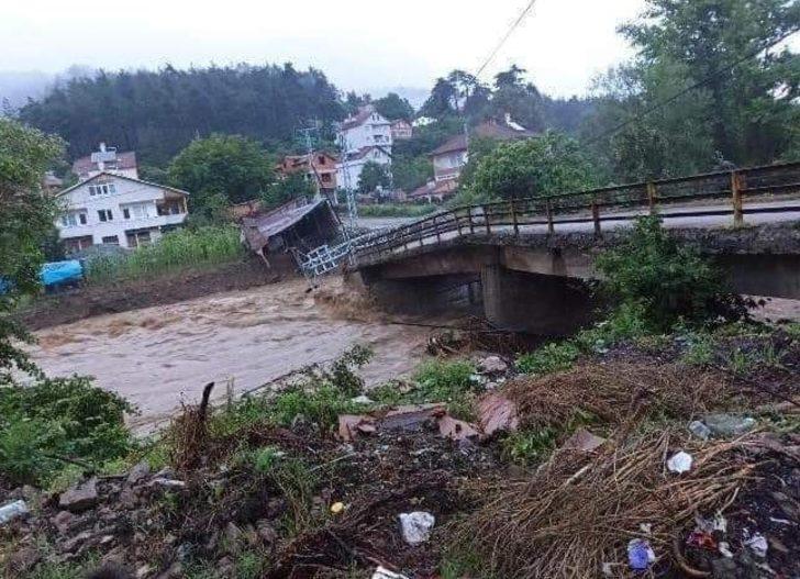 Karabük'te sağanak nedeniyle bir ev yıkıldı, bir bina hasar gördü G3