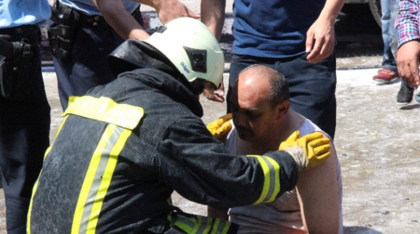 Cayır Cayır Yanan Oğlunu Kurtarmak İ&ccedil;in Kendini Alevlere Atan Baba