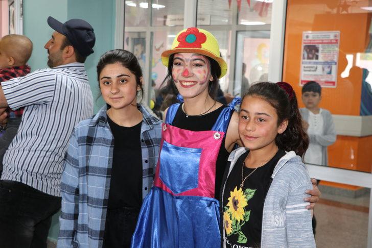 Lösemili ve diyabetli çocuklar hastanedeki palyaçolu kermeste moral depoladı G3