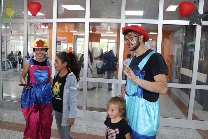 Lösemili ve diyabetli çocuklar hastanedeki palyaçolu kermeste moral depoladı G5