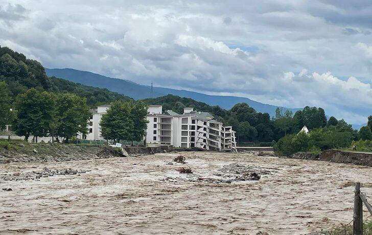 Düzce'de taşkın nedeniyle inşaat halindeki binalarda çökme yaşandı G1