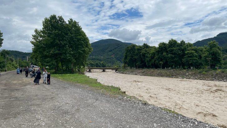 Düzce'de taşkın nedeniyle inşaat halindeki binalarda çökme yaşandı G4