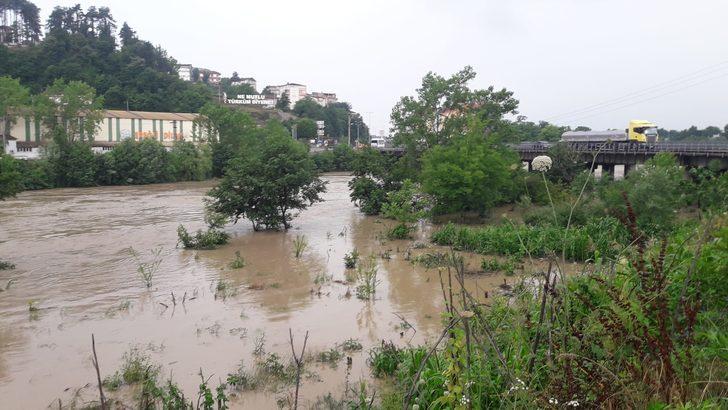 Zonguldak'ta sağanak nedeniyle ırmak taştı, tarım arazileri su altında kaldı G3