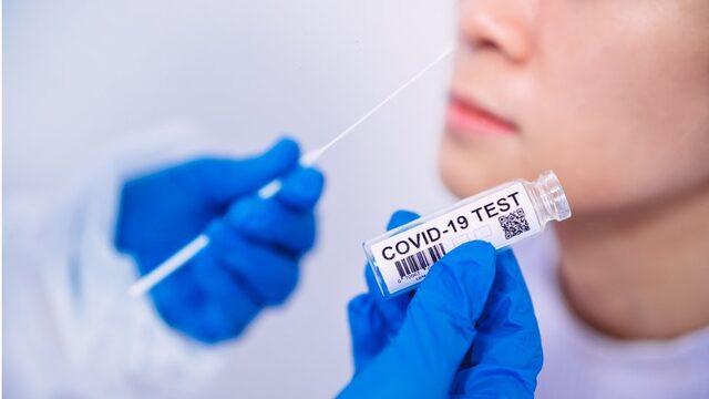 Covid testleri, boğazdaki tükürük ve hücre örneklerini analiz ederek koronavirüs hücrelerini tespit edebiliyor.