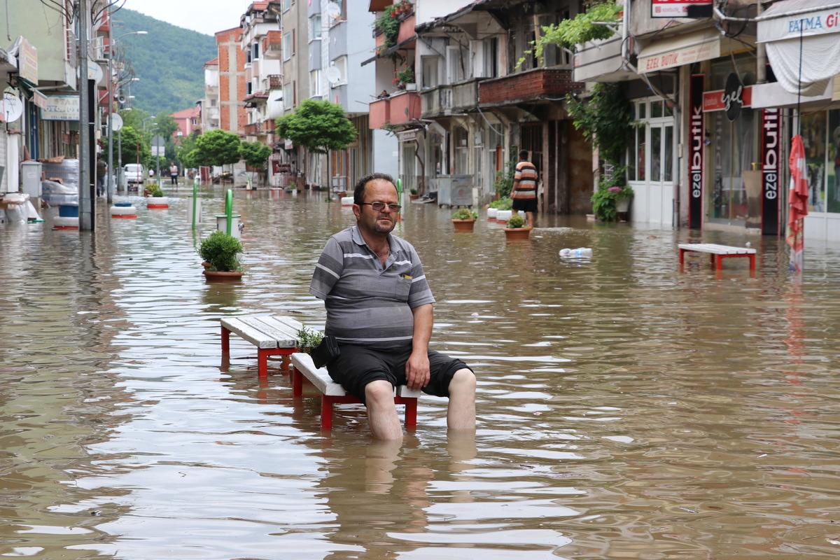 Zonguldak'ta sağanak nedeniyle Filyos &Ccedil;ayı taştı, ev ve iş yerlerini su bastı