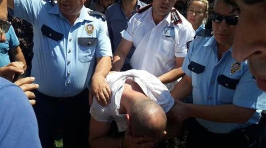 Bir kadının etek altı fotoğrafını &ccedil;ekti! Polis &ouml;fkeli kalabalığın elinden zor aldı