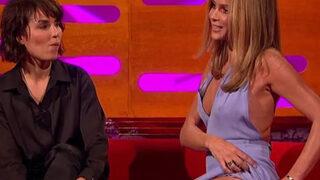 Ekranda bilerek frikik verdiğini söyleyen Amanda Holden bu sefer de tenis oynarken eteğini açtı