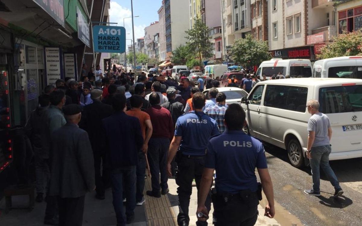 Kars'ta &ccedil;ıkan silahlı ve sopalı kavgada 8 kişi yaralandı