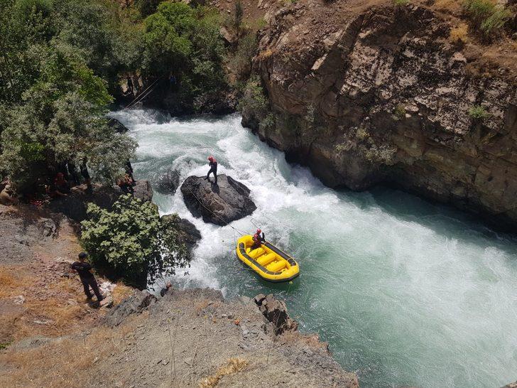 Müküs Çayı'nda kaybolan hemşireyi arama çalışmaları şelale mevkisinde yoğunlaştı G2