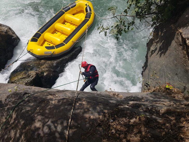 Müküs Çayı'nda kaybolan hemşireyi arama çalışmaları şelale mevkisinde yoğunlaştı G3