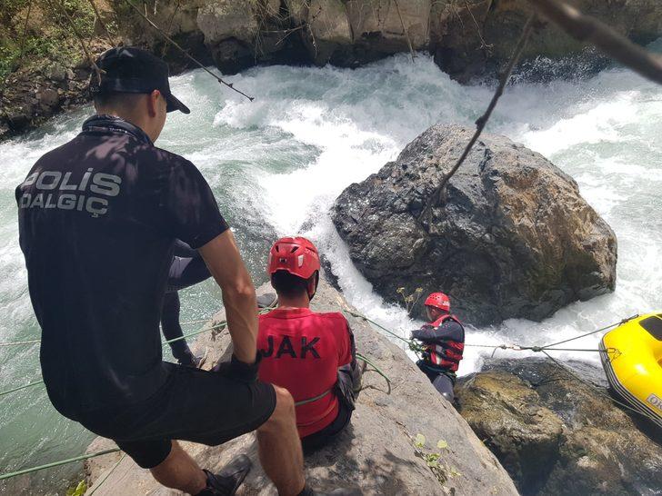 Müküs Çayı'nda kaybolan hemşireyi arama çalışmaları şelale mevkisinde yoğunlaştı G4