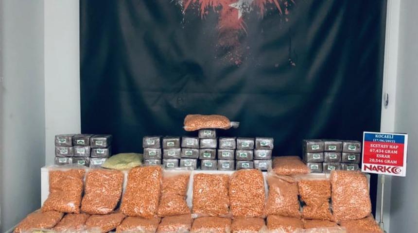 Kocaeli'de durdurulan karavanda uyuşturucu hap ve esrar ele geçirildi