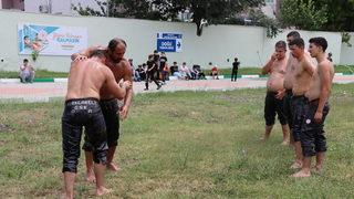 Pehlivanların antrenmanlarını Kırım Tatar ve Ahıska Türkü çocuklar da izledi