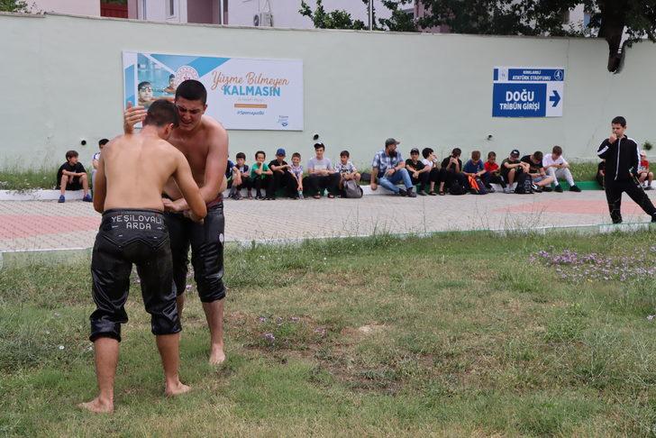 Pehlivanların antrenmanlarını Kırım Tatar ve Ahıska Türkü çocuklar da izledi G2