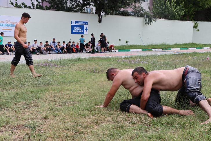 Pehlivanların antrenmanlarını Kırım Tatar ve Ahıska Türkü çocuklar da izledi G3