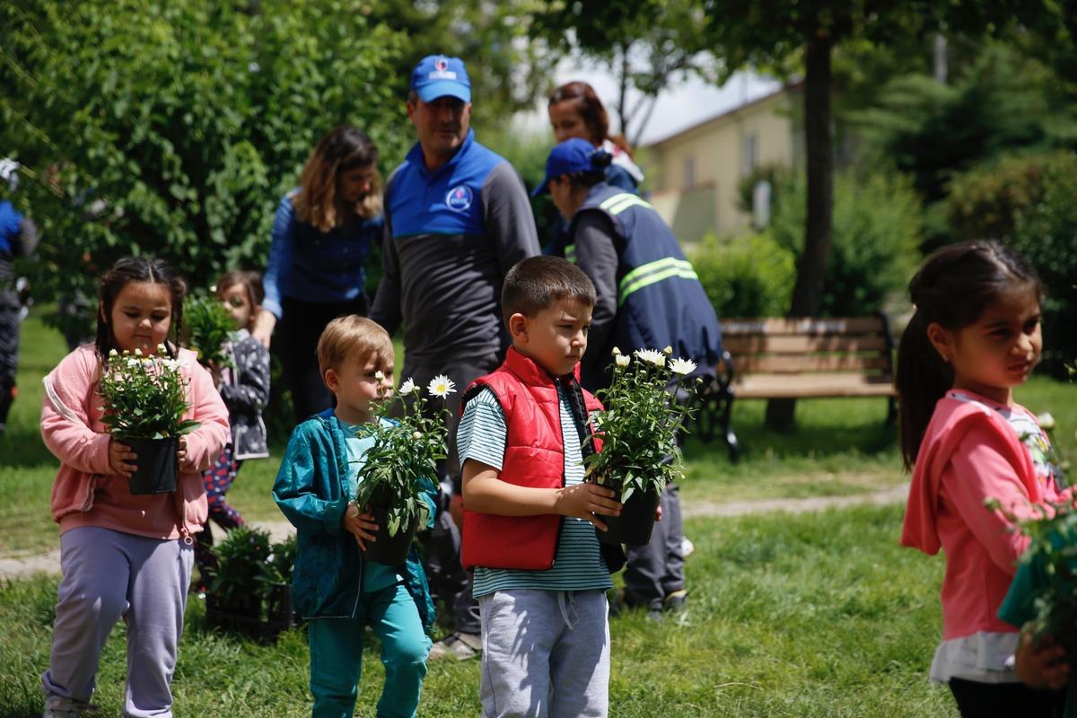 Eskişehirli minikler C&uuml;neyt Arkın'ın memleketinde adının verildiği parka papatya dikti