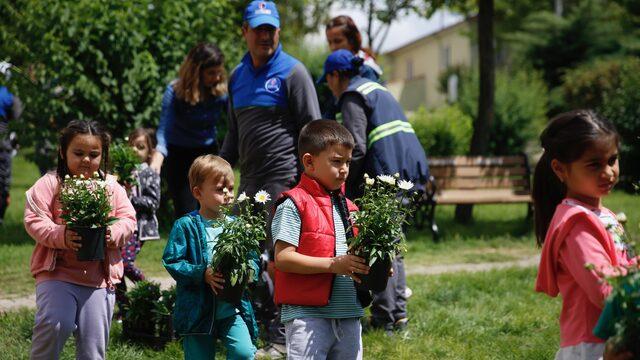 Eskişehirli minikler Cüneyt Arkın'ın memleketinde adının verildiği parka papatya dikti