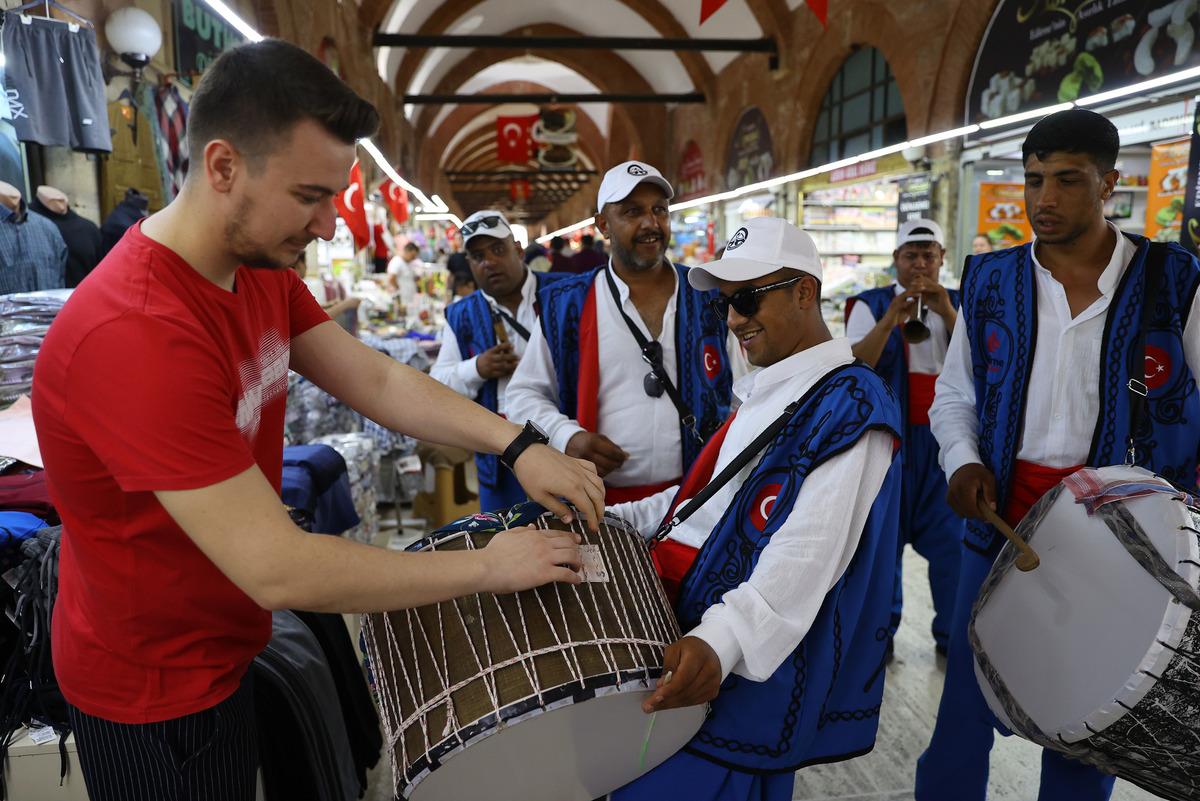 Kırkpınar davul zurna ekibi esnafı g&uuml;reş havalarıyla seyre davet ediyor