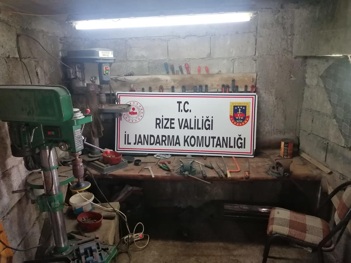 Rize'de ka&ccedil;ak silah at&ouml;lyesine d&uuml;zenlenen operasyonda 2 kişi g&ouml;zaltına alındı
