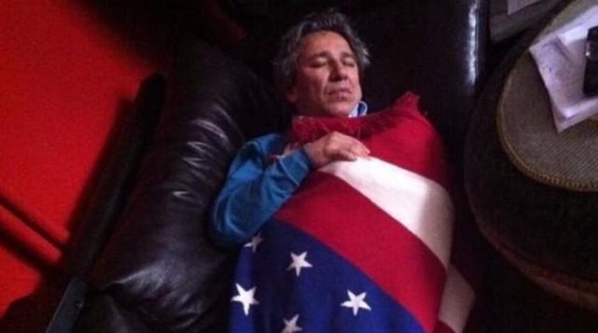 Vatana İhanet Su&ccedil;undan Yargılanan Can D&uuml;ndar Amerikan Bayrağına Sarıldı!