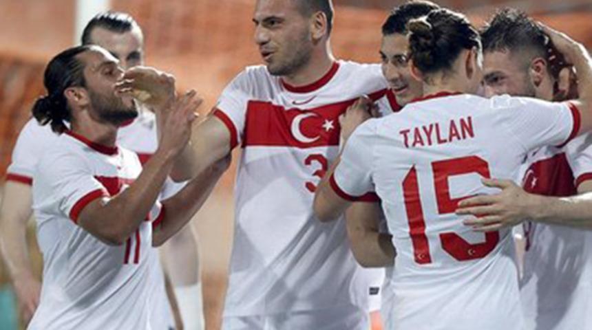 Süper Lig devlerinin peşinde olduğu Halil Akbunar, Avrupa'ya açılıyor! İşte yeni durağı...