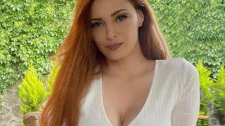 Güzel oyuncu Mine Tugay mini elbiseli balkon pozuyla nefes kesti!