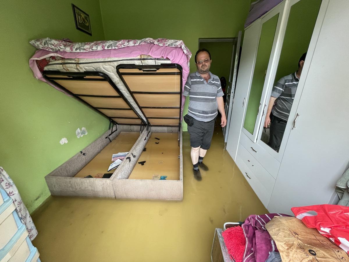 Zonguldak'ta evini su basan bedensel engelli Hasan &Ccedil;ayırlı yaşadıklarını anlattı: