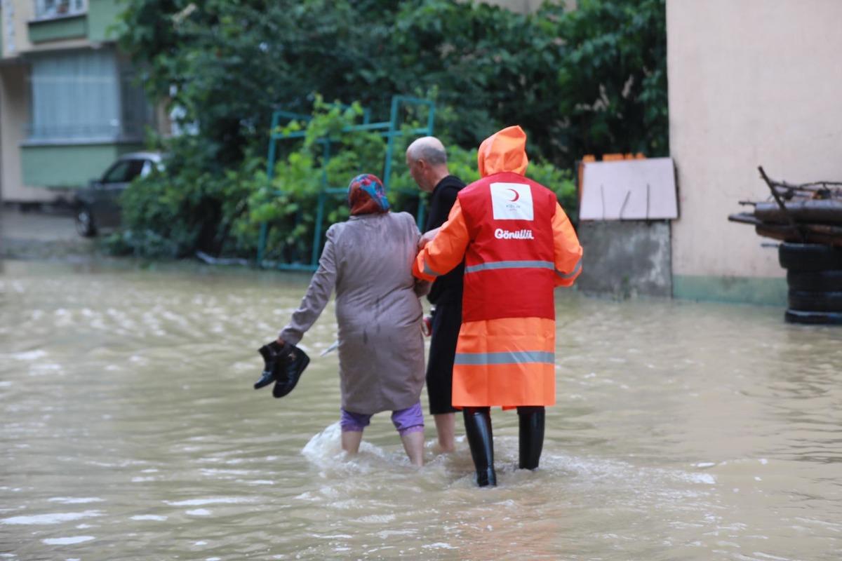 Batı Karadeniz'deki afetzedelere T&uuml;rk Kızılaydan yardım