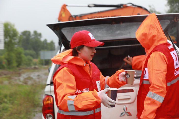 Batı Karadeniz'deki afetzedelere Türk Kızılaydan yardım G2