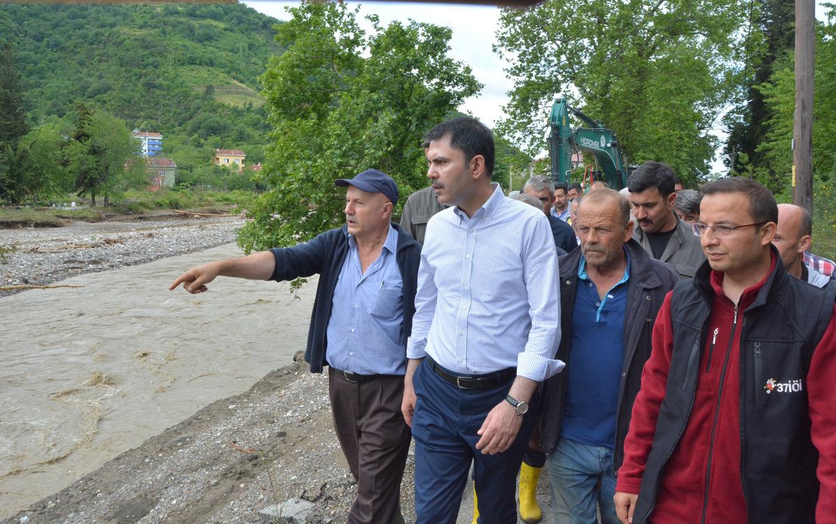 Bakan Kurum, Kastamonu'da selden etkilenen b&ouml;lgelerde incelemelerde bulundu