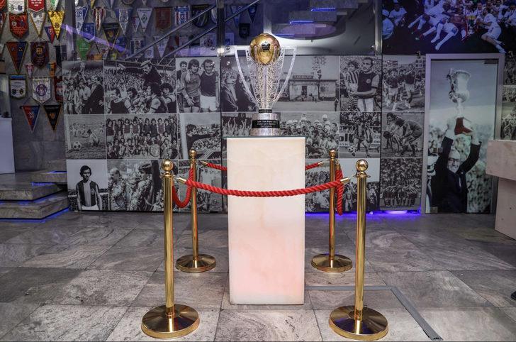 Trabzonspor'un şampiyonluk kupası müzedeki yerini aldı G4