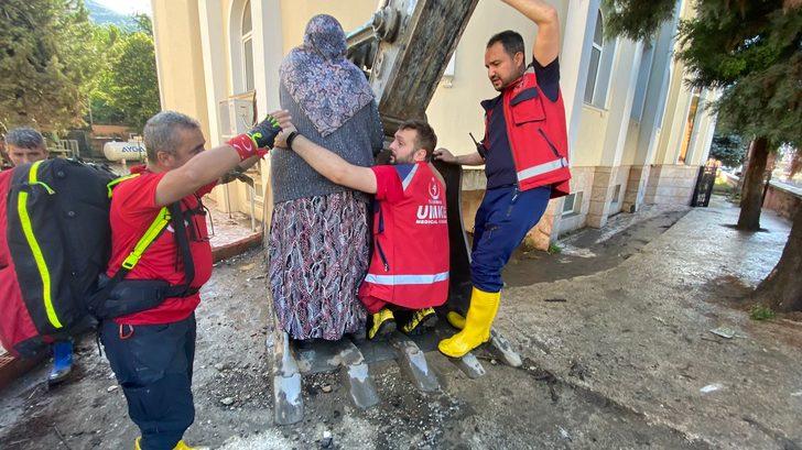 Sağlık ekipleri Kastamonu'da selin ardından 55 kişiyi kurtardı G3