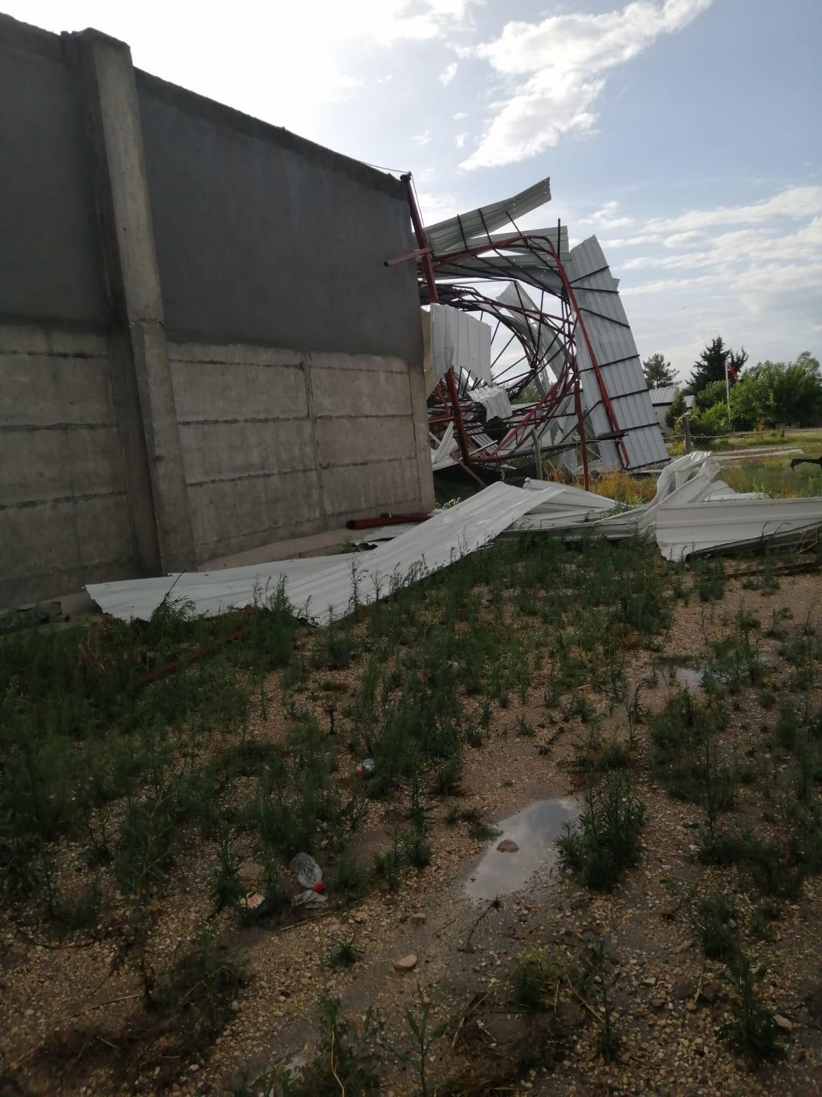 Adana'da şiddetli r&uuml;zgar ve sağanak etkili oldu