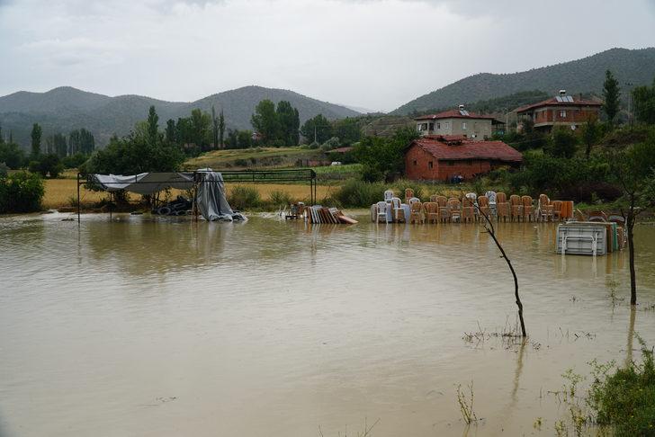 Çorum'un Osmancık ilçesinde şiddetli yağış etkili oldu G4