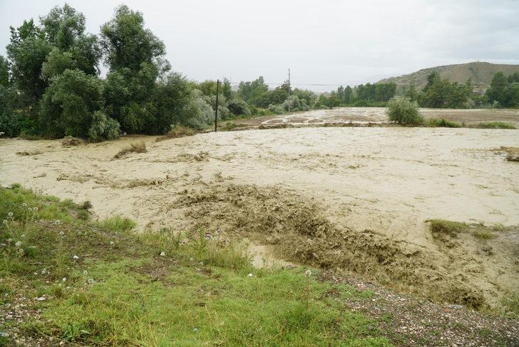 Çorum'un Osmancık ilçesinde şiddetli yağış etkili oldu G5