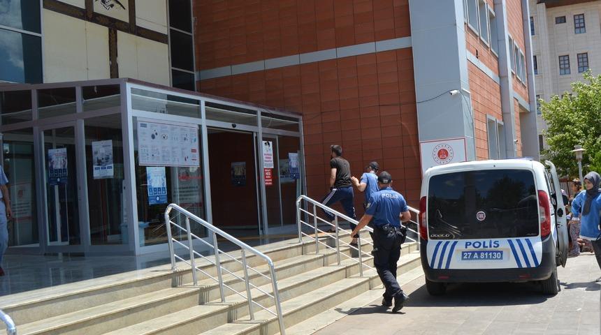 Gaziantep'te eşi ve 2 çocuğunu silahla rehin alan ve yakalanan kişi sınır dışı edilecek